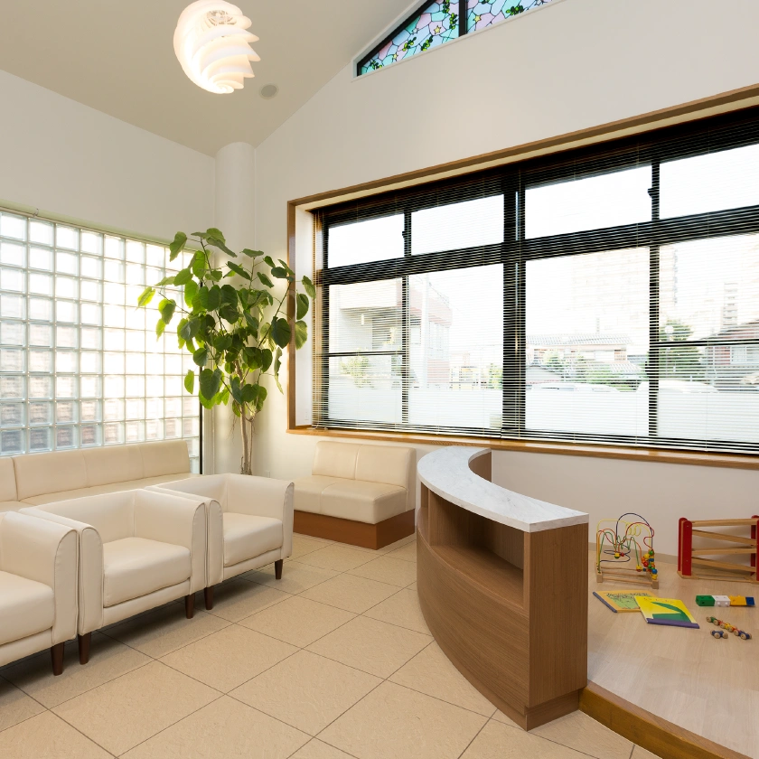 [写真]開放的な受付・待合室 1
