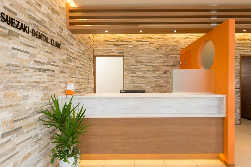 [写真]開放的な受付・待合室 2