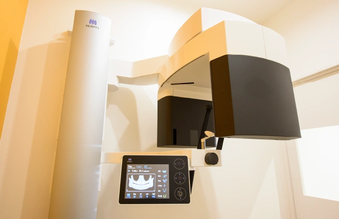 [写真]より的確な診断が可能な歯科用CTでの検査も行っています 。2