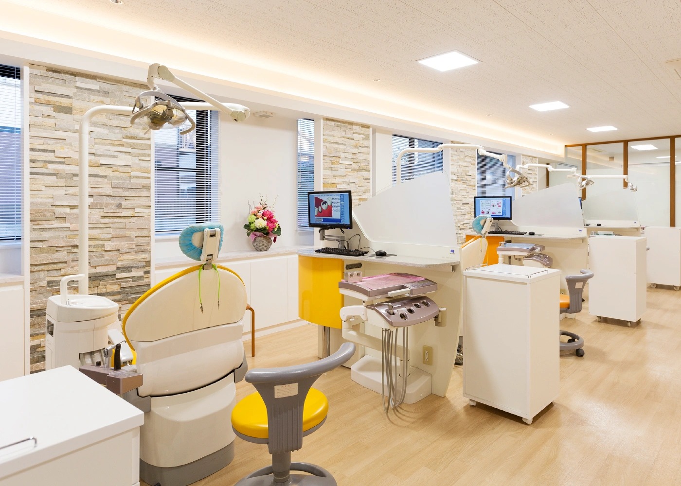 [写真]幅広い診療で患者さんの歯の健康を支える。